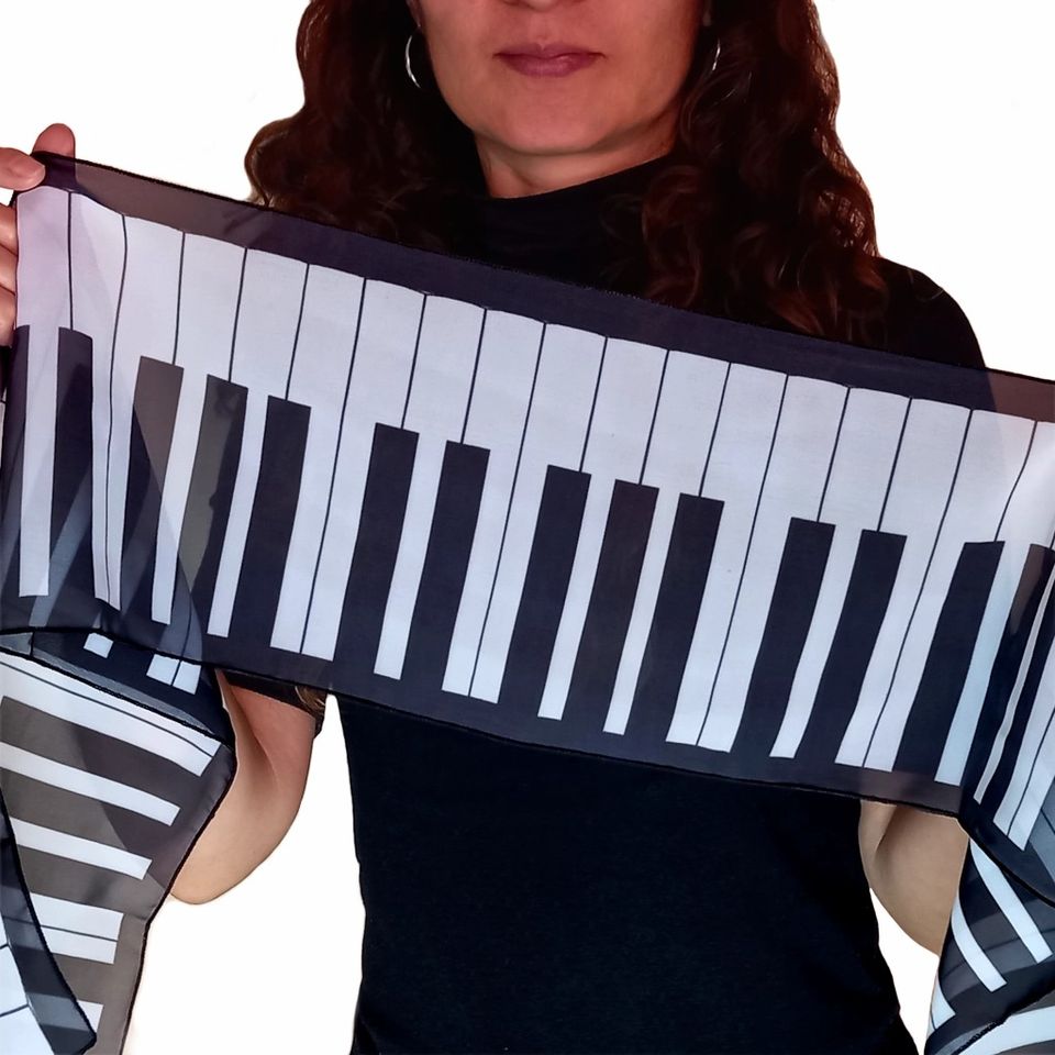 Mascada decorada como teclado de piano