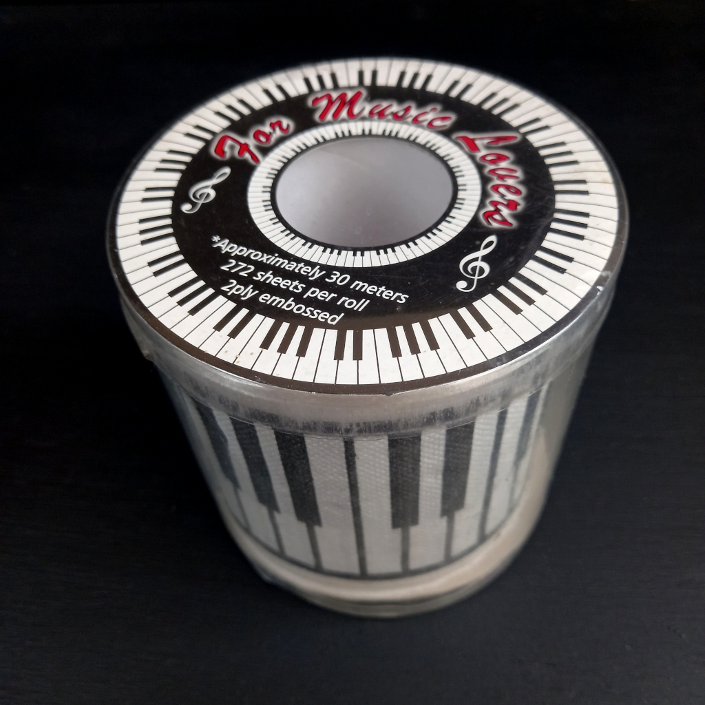 Rollo de papel higiénico que tiene impreso un teclado de piano