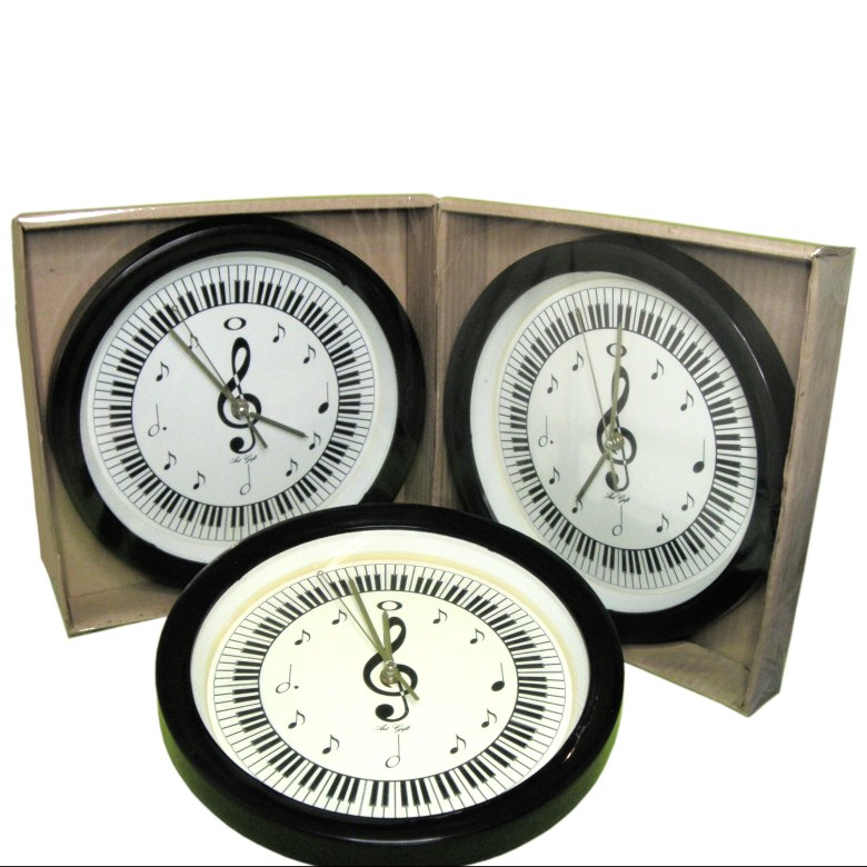 Reloj de pared decorado con notas musicales